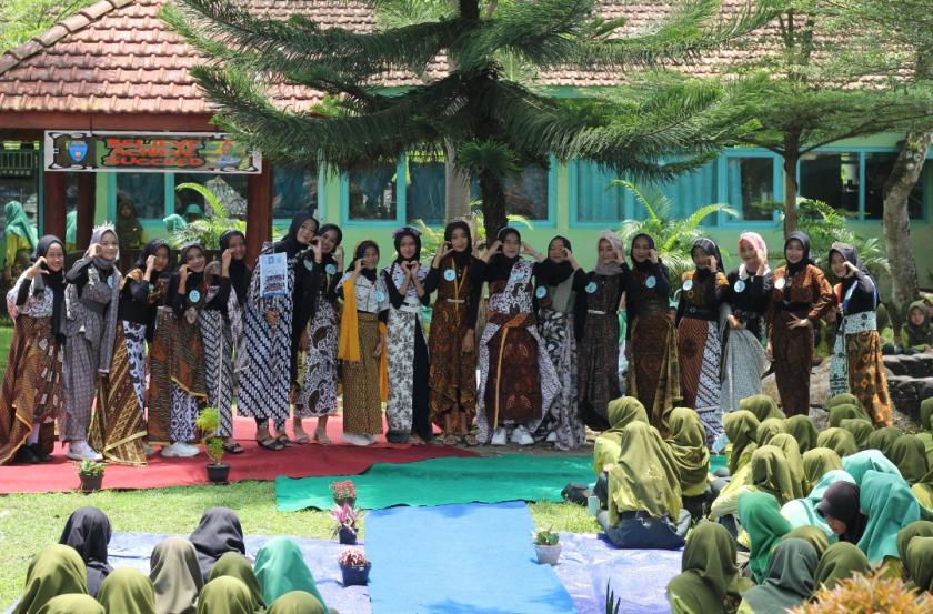 LOMBA FASHION SHOW KEGIATAN JEDA SEMESTER GENAP SMP N 19 PURWOREJO TAHUN 2023
